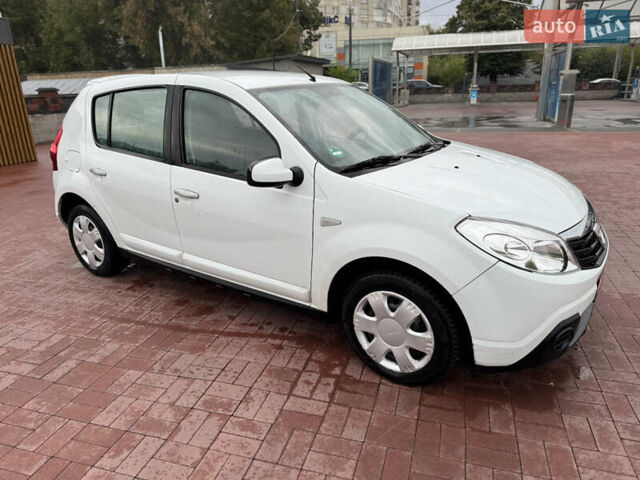 Білий Дачія Sandero, об'ємом двигуна 1.6 л та пробігом 140 тис. км за 4899 $, фото 9 на Automoto.ua
