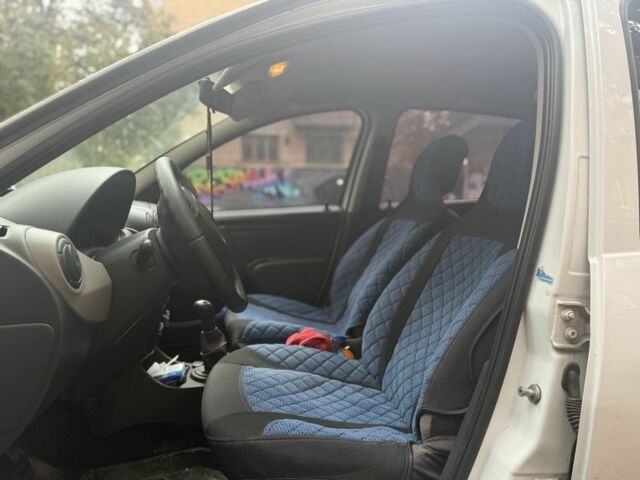 Білий Дачія Sandero, об'ємом двигуна 1.4 л та пробігом 200 тис. км за 4499 $, фото 9 на Automoto.ua