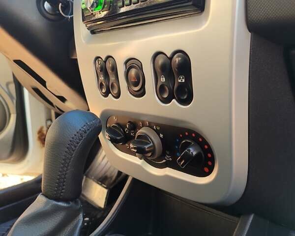 Дачия Сандеро 2009 в Днепре (Днепропетровске) на Automoto.ua Белый Дачия Сандеро, объемом двигателя 1.39 л и пробегом 275 тыс. км за 3700 $, фото 12 на Automoto.ua