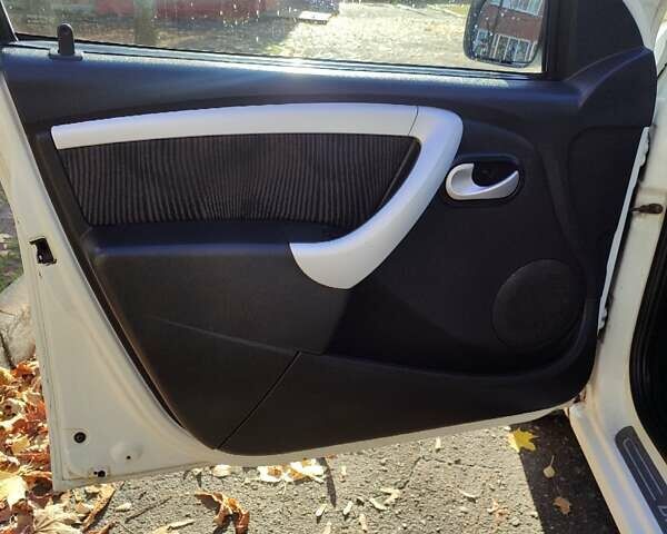 Дачия Сандеро 2009 в Днепре (Днепропетровске) на Automoto.ua Белый Дачия Сандеро, объемом двигателя 1.39 л и пробегом 275 тыс. км за 3700 $, фото 4 на Automoto.ua