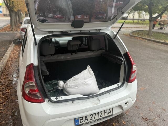 Білий Дачія Sandero, об'ємом двигуна 1.4 л та пробігом 200 тис. км за 4499 $, фото 11 на Automoto.ua