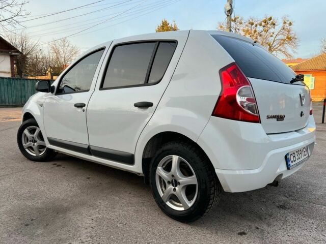 Белый Дачия Сандеро, объемом двигателя 1.1 л и пробегом 245 тыс. км за 4200 $, фото 3 на Automoto.ua