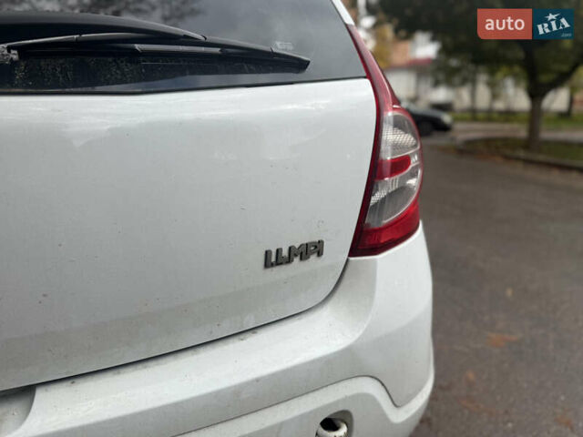 Белый Дачия Сандеро, объемом двигателя 1.39 л и пробегом 220 тыс. км за 4500 $, фото 5 на Automoto.ua