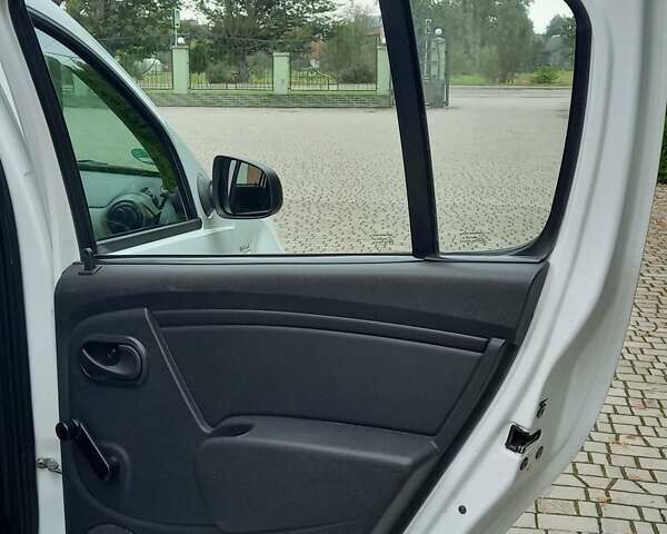 Білий Дачія Sandero, об'ємом двигуна 1.2 л та пробігом 160 тис. км за 4299 $, фото 61 на Automoto.ua