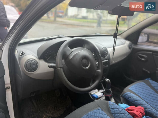 Белый Дачия Сандеро, объемом двигателя 1.39 л и пробегом 220 тыс. км за 4500 $, фото 6 на Automoto.ua
