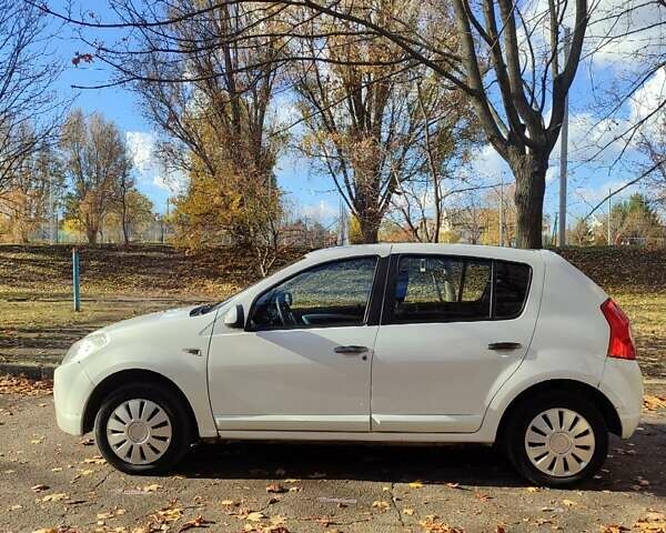 Дачия Сандеро 2009 в Днепре (Днепропетровске) на Automoto.ua Белый Дачия Сандеро, объемом двигателя 1.39 л и пробегом 275 тыс. км за 3700 $, фото 6 на Automoto.ua