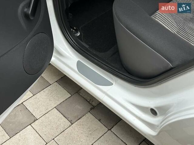 Белый Дачия Сандеро, объемом двигателя 1.2 л и пробегом 187 тыс. км за 4200 $, фото 24 на Automoto.ua