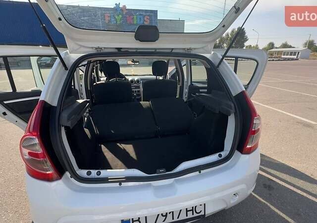 Білий Дачія Sandero, об'ємом двигуна 1.4 л та пробігом 140 тис. км за 4200 $, фото 5 на Automoto.ua