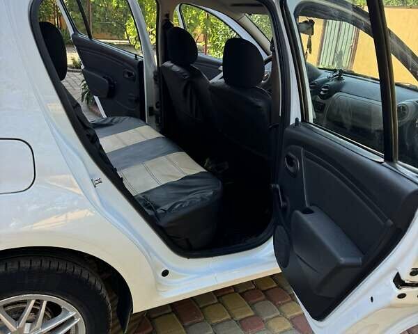 Білий Дачія Sandero, об'ємом двигуна 1.15 л та пробігом 194 тис. км за 3700 $, фото 6 на Automoto.ua