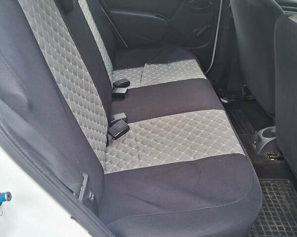 Білий Дачія Sandero, об'ємом двигуна 1.4 л та пробігом 227 тис. км за 3700 $, фото 6 на Automoto.ua