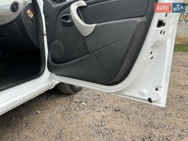 Білий Дачія Sandero, об'ємом двигуна 1.2 л та пробігом 142 тис. км за 4650 $, фото 53 на Automoto.ua