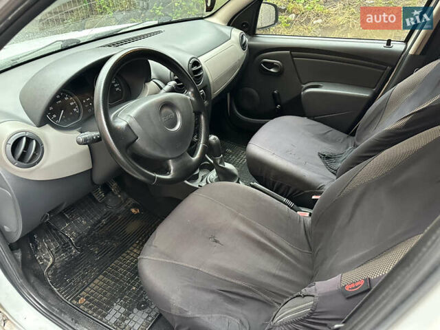 Білий Дачія Sandero, об'ємом двигуна 1.2 л та пробігом 247 тис. км за 2600 $, фото 6 на Automoto.ua