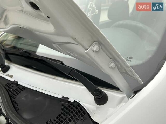 Белый Дачия Сандеро, объемом двигателя 1.2 л и пробегом 187 тыс. км за 4200 $, фото 46 на Automoto.ua