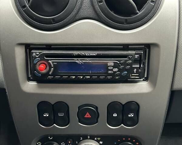 Белый Дачия Сандеро, объемом двигателя 1.2 л и пробегом 187 тыс. км за 4200 $, фото 19 на Automoto.ua