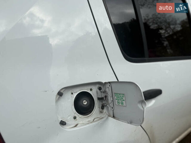 Белый Дачия Сандеро, объемом двигателя 1.39 л и пробегом 220 тыс. км за 4500 $, фото 10 на Automoto.ua