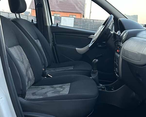 Дачия Сандеро 2009 в Любешов на Automoto.ua Белый Дачия Сандеро, объемом двигателя 1.4 л и пробегом 107 тыс. км за 4550 $, фото 28 на Automoto.ua