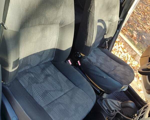 Дачия Сандеро 2009 в Днепре (Днепропетровске) на Automoto.ua Белый Дачия Сандеро, объемом двигателя 1.39 л и пробегом 275 тыс. км за 3700 $, фото 10 на Automoto.ua