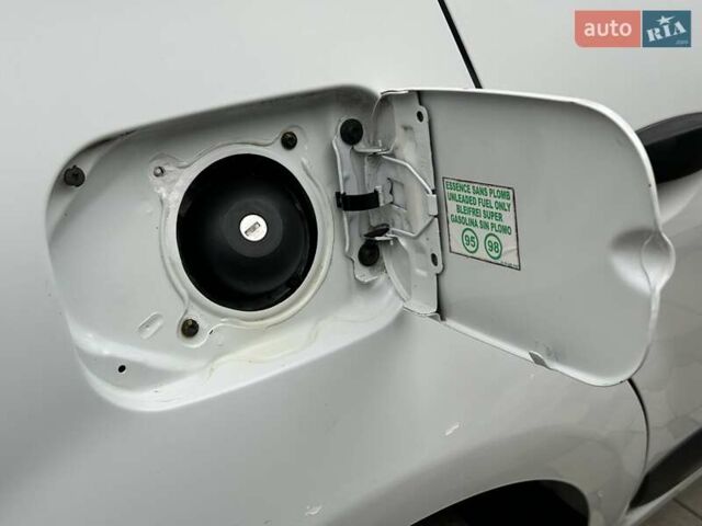 Белый Дачия Сандеро, объемом двигателя 1.2 л и пробегом 187 тыс. км за 4200 $, фото 32 на Automoto.ua