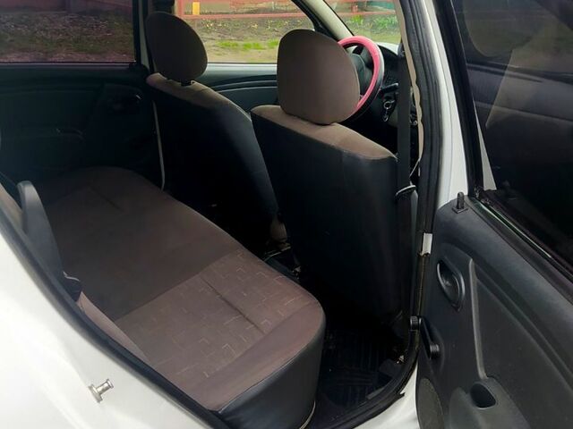 Білий Дачія Sandero, об'ємом двигуна 1.1 л та пробігом 215 тис. км за 3899 $, фото 4 на Automoto.ua
