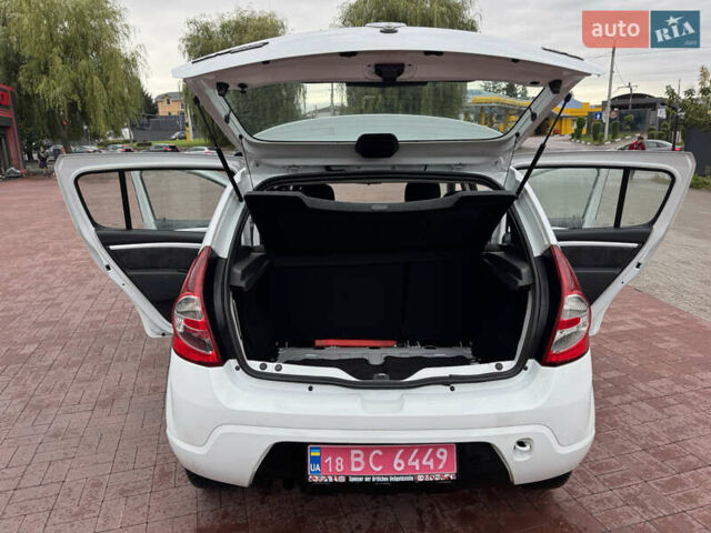 Білий Дачія Sandero, об'ємом двигуна 1.6 л та пробігом 140 тис. км за 4899 $, фото 17 на Automoto.ua