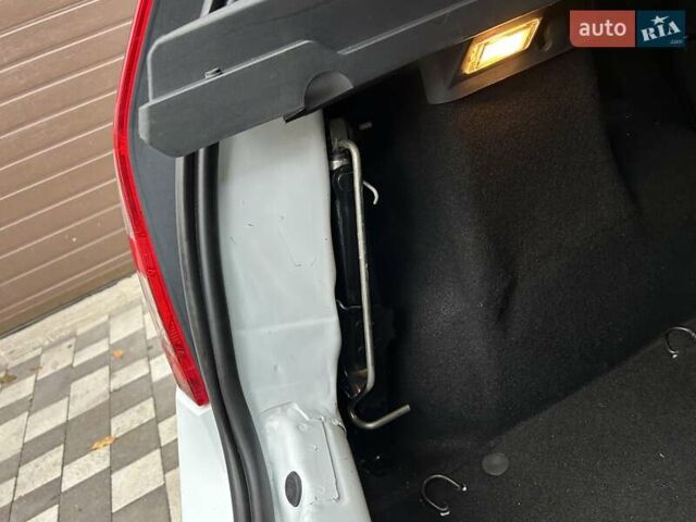 Белый Дачия Сандеро, объемом двигателя 1.2 л и пробегом 187 тыс. км за 4200 $, фото 29 на Automoto.ua