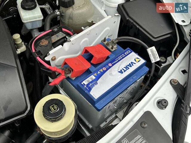 Белый Дачия Сандеро, объемом двигателя 1.2 л и пробегом 187 тыс. км за 4200 $, фото 44 на Automoto.ua