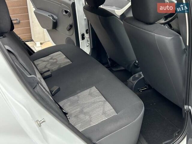 Белый Дачия Сандеро, объемом двигателя 1.2 л и пробегом 187 тыс. км за 4200 $, фото 35 на Automoto.ua