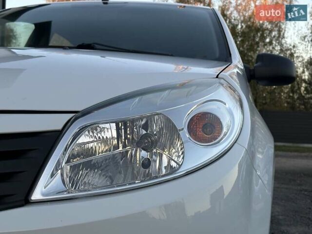 Дачия Сандеро 2009 в Любешов на Automoto.ua Белый Дачия Сандеро, объемом двигателя 1.4 л и пробегом 107 тыс. км за 4550 $, фото 17 на Automoto.ua