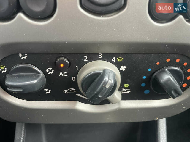 Белый Дачия Сандеро, объемом двигателя 1.2 л и пробегом 184 тыс. км за 4400 $, фото 29 на Automoto.ua