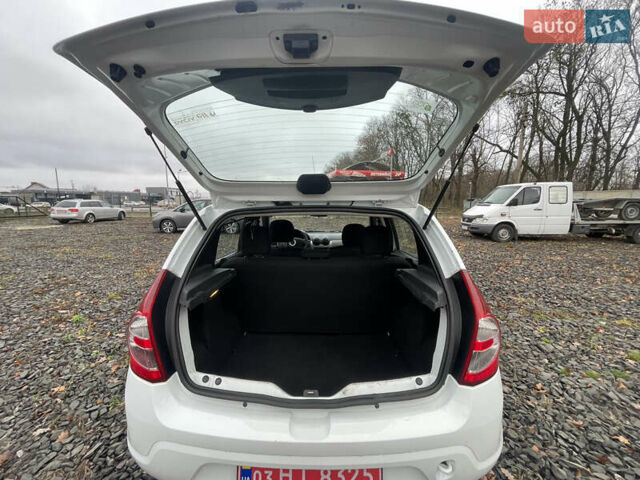 Белый Дачия Сандеро, объемом двигателя 1.2 л и пробегом 184 тыс. км за 4400 $, фото 19 на Automoto.ua