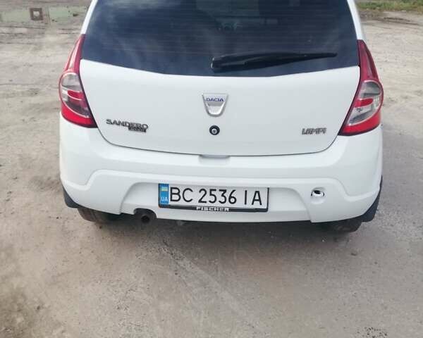 Білий Дачія Sandero, об'ємом двигуна 1.6 л та пробігом 245 тис. км за 3700 $, фото 1 на Automoto.ua