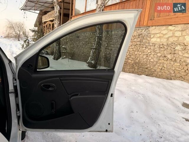 Белый Дачия Сандеро, объемом двигателя 1.15 л и пробегом 218 тыс. км за 2800 $, фото 6 на Automoto.ua