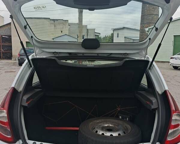 Білий Дачія Sandero, об'ємом двигуна 1.4 л та пробігом 227 тис. км за 3700 $, фото 3 на Automoto.ua