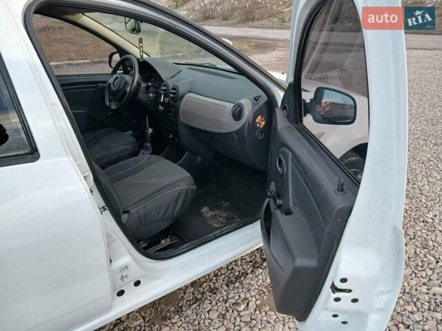 Белый Дачия Сандеро, объемом двигателя 1.39 л и пробегом 230 тыс. км за 2000 $, фото 1 на Automoto.ua