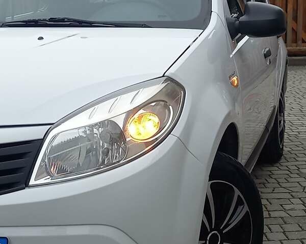 Білий Дачія Sandero, об'ємом двигуна 1.2 л та пробігом 160 тис. км за 4299 $, фото 1 на Automoto.ua