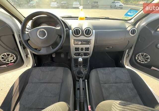 Білий Дачія Sandero, об'ємом двигуна 1.4 л та пробігом 140 тис. км за 4200 $, фото 4 на Automoto.ua