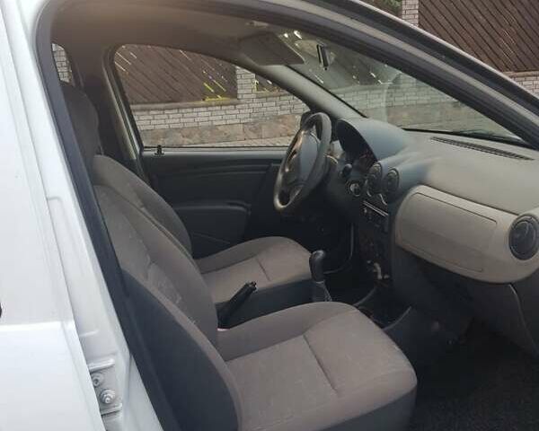 Белый Дачия Сандеро, объемом двигателя 1.4 л и пробегом 176 тыс. км за 4500 $, фото 10 на Automoto.ua