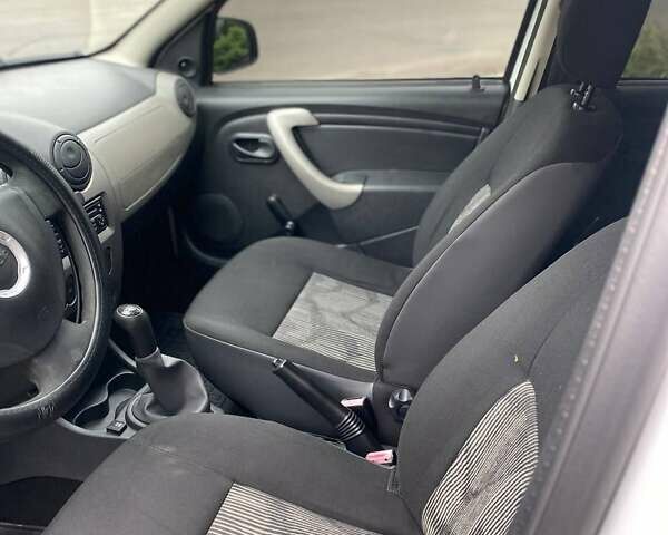 Білий Дачія Sandero, об'ємом двигуна 1.4 л та пробігом 255 тис. км за 4200 $, фото 4 на Automoto.ua