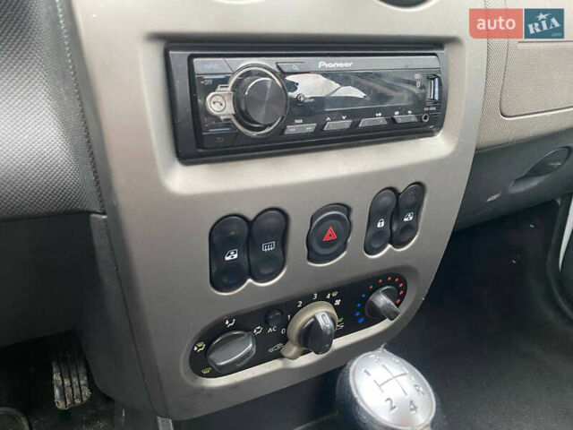 Белый Дачия Сандеро, объемом двигателя 1.39 л и пробегом 191 тыс. км за 5200 $, фото 14 на Automoto.ua