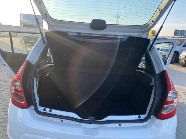 Белый Дачия Сандеро, объемом двигателя 1.2 л и пробегом 133 тыс. км за 4940 $, фото 22 на Automoto.ua