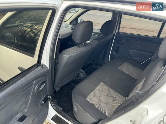 Білий Дачія Sandero, об'ємом двигуна 1.39 л та пробігом 450 тис. км за 1299 $, фото 9 на Automoto.ua