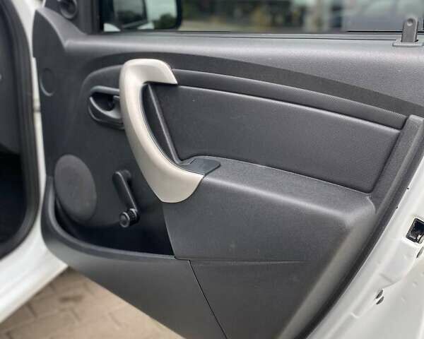 Білий Дачія Sandero, об'ємом двигуна 1.4 л та пробігом 255 тис. км за 4200 $, фото 14 на Automoto.ua
