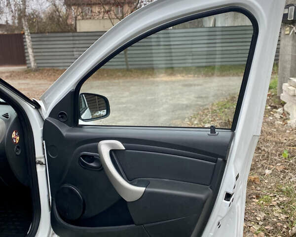 Білий Дачія Sandero, об'ємом двигуна 1.15 л та пробігом 186 тис. км за 3250 $, фото 15 на Automoto.ua