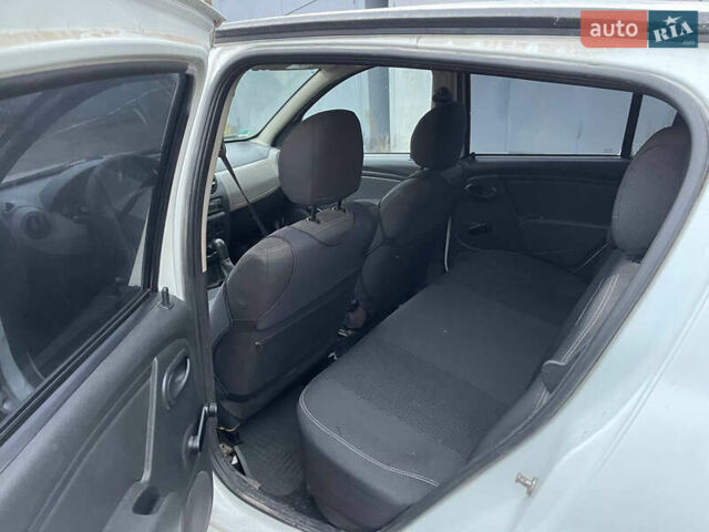 Белый Дачия Сандеро, объемом двигателя 1.39 л и пробегом 336 тыс. км за 2550 $, фото 6 на Automoto.ua