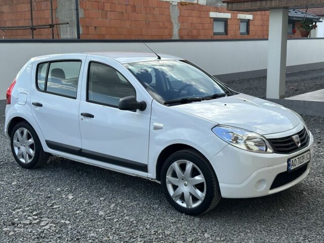 Білий Дачія Sandero, об'ємом двигуна 1.4 л та пробігом 206 тис. км за 3999 $, фото 6 на Automoto.ua