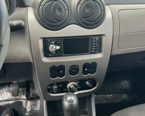 Білий Дачія Sandero, об'ємом двигуна 1.39 л та пробігом 450 тис. км за 1299 $, фото 10 на Automoto.ua
