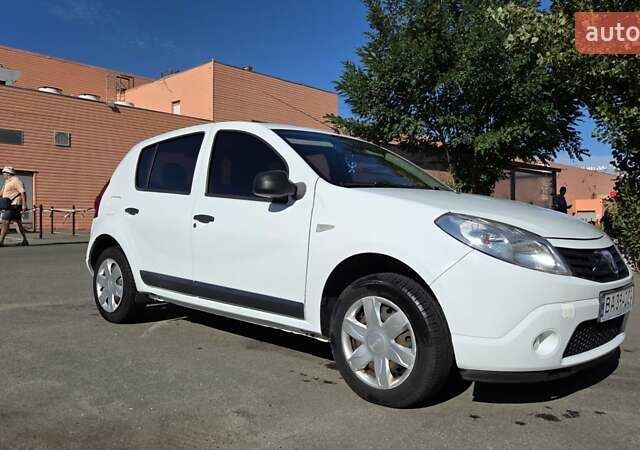 Дачия Сандеро 2010 в Киеве на Automoto.ua Белый Дачия Сандеро, объемом двигателя 1.4 л и пробегом 149 тыс. км за 4700 $, фото 4 на Automoto.ua