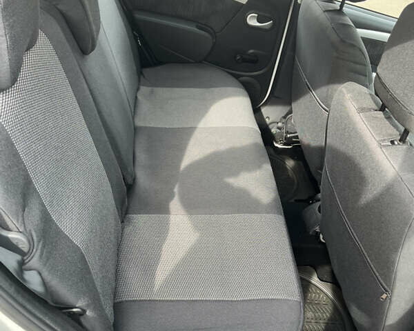 Білий Дачія Sandero, об'ємом двигуна 1.15 л та пробігом 230 тис. км за 3700 $, фото 10 на Automoto.ua