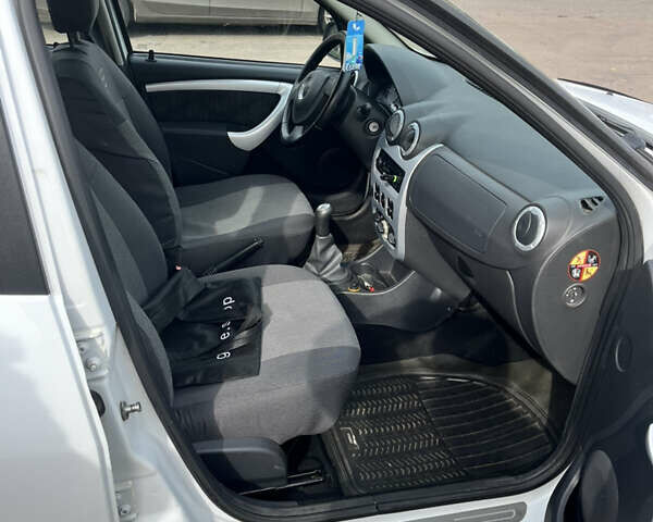 Білий Дачія Sandero, об'ємом двигуна 1.15 л та пробігом 230 тис. км за 3700 $, фото 8 на Automoto.ua