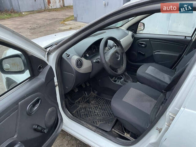 Белый Дачия Сандеро, объемом двигателя 1.39 л и пробегом 336 тыс. км за 2550 $, фото 5 на Automoto.ua